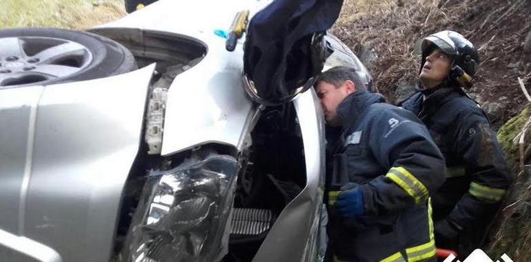 Herido un coductor en Grado en aparatoso accidente