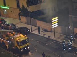 Un incendio destruye una panadería en Avenida Cervantes de Avilés