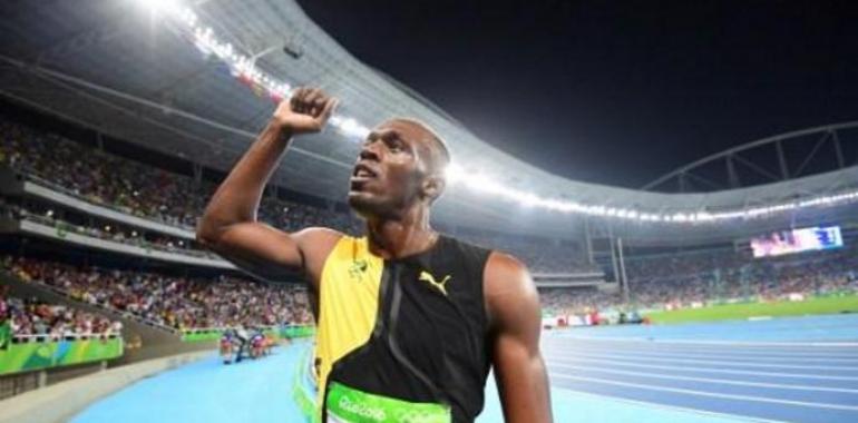 Usain Bolt gana el oro en 100 metros y corre hacia el triplete