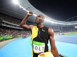 Usain Bolt gana el oro en 100 metros y corre hacia el triplete