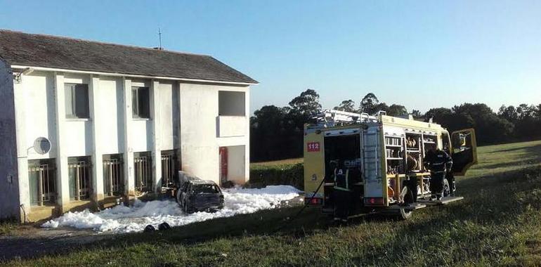 Incendio destruye un coche en Las Campas, Castropol