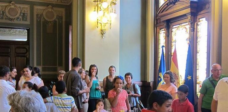 Visita de niños saharauis al Parlamento de Asturias