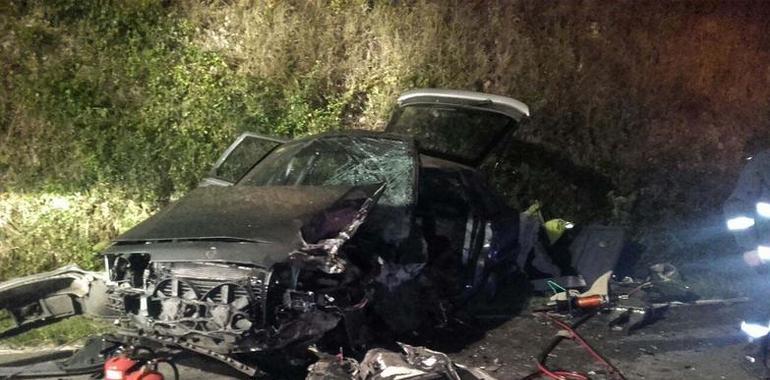 Fallece un hombre tras una colisión entre dos vehículos en Caroyas, Valdés