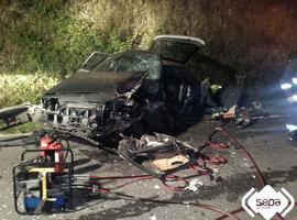 Fallece un hombre tras una colisión entre dos vehículos en Caroyas, Valdés