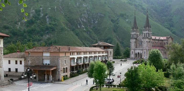 La III bienal de la exposición de pintura naturalista Picos de Europa se exhibe en Covadonga