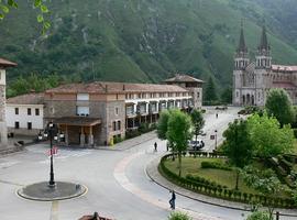 La III bienal de la exposición de pintura naturalista Picos de Europa se exhibe en Covadonga