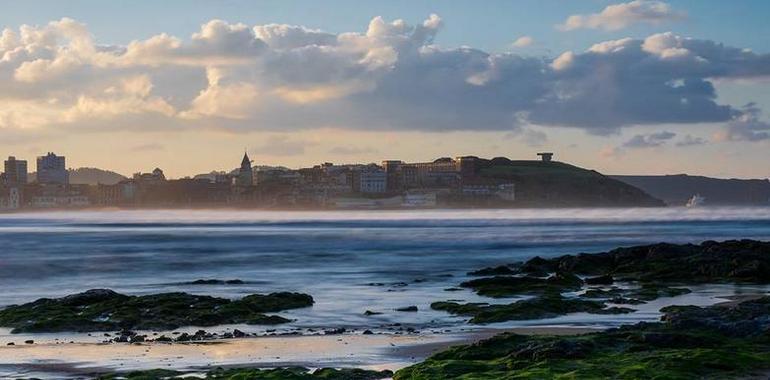 El Principado toma muestras para determinar el origen de la mancha que afecta al litoral gijonés