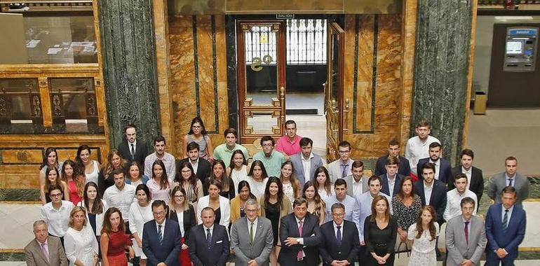 Junceda resalta la calidad de Uniovi a los becarios en prácticas