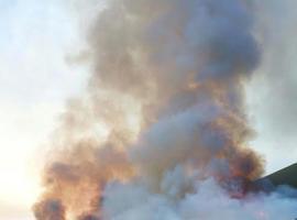 Bomberos de Asturias seguirán luchando esta noche contra el fuego en Degaña