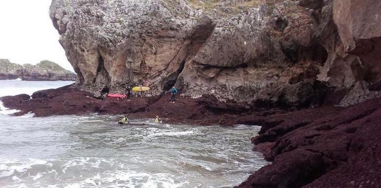 Rescatado un surfista con hipotermia enriscado en Palombina