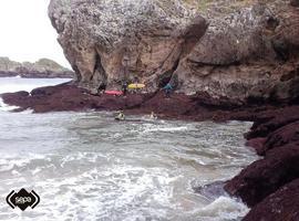 Rescatado un surfista con hipotermia enriscado en Palombina