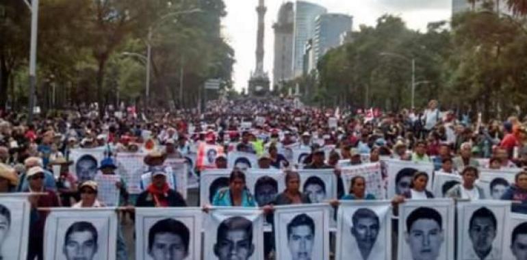 Familias de los estudiantes desaparecidos en Ayotzinapa piden voz internacional