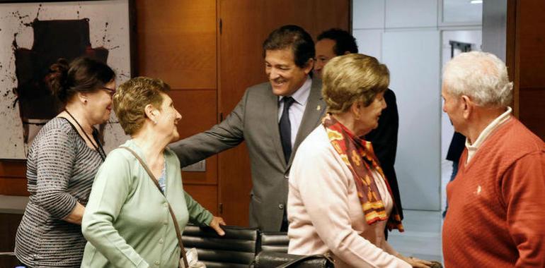 El Presidente de Asturias con los participantes en el programa Operación Añoranza