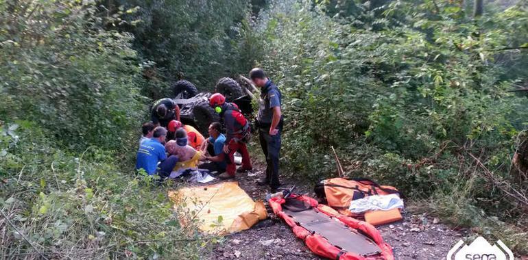 Un herido al volcar su quad en una pista forestal de Aller