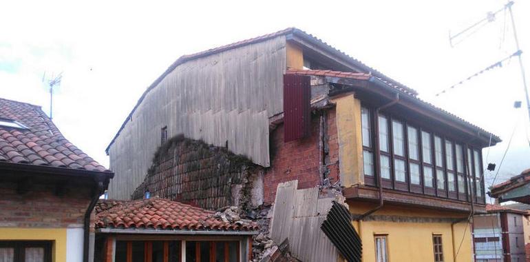 Balizan y aseguran elementos de un edificio de Llanes por desprendimientos