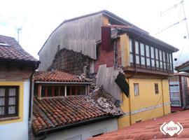 Balizan y aseguran elementos de un edificio de Llanes por desprendimientos