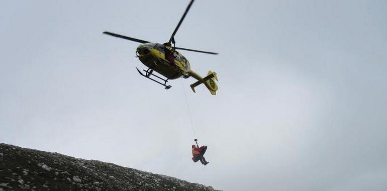 Evacuado al HUCA con un grave traumatismo desde la Ventanona de Aller