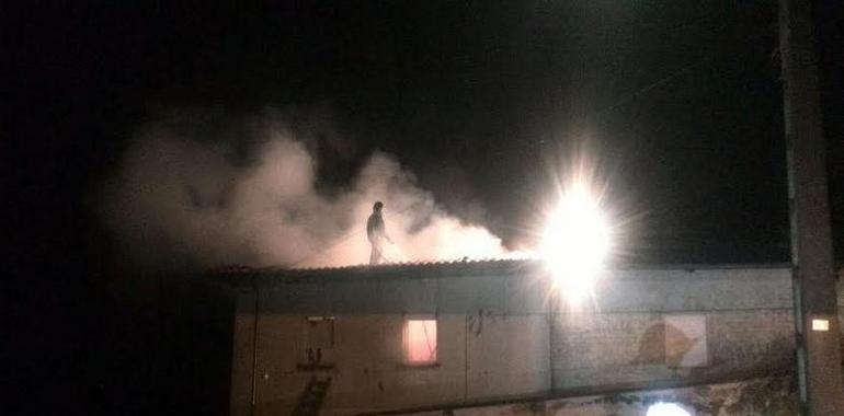 Voraz incendio calcina una casa de dos plantas en Tremado, Tineo