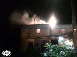 Voraz incendio calcina una casa de dos plantas en Tremado, Tineo