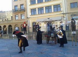 Teatro Margen anima con su pasacalles la ovetense fiesta del Desarme