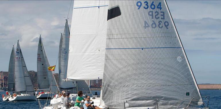 La falta de viento obligó a suspender la tercera regata del Trofeo de Otoño en Gijón