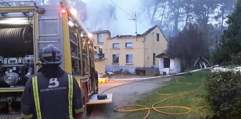 Incendio destruye una casa en Godella, El Franco