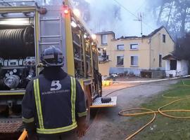 Incendio destruye una casa en Godella, El Franco