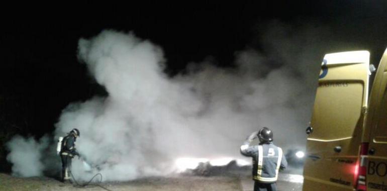 Dos coches calcinados en la estación de Feve en Carbayin, Siero