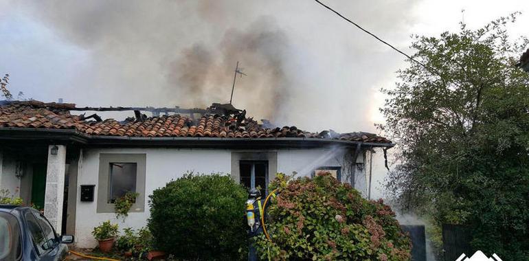 Quemada de gravedad una mujer en el incendio de su casa en Cazanes, Villaviciosa