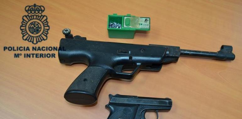 Detenido un hombre de Luarca que atemorizaba con armas a sus vecinos