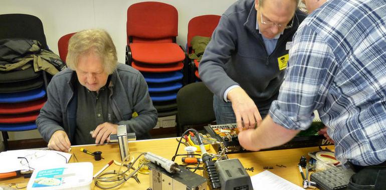 "Repair café" de Ingenieros sin Fronteras en Oviedo para arreglar utensilios caseros