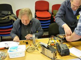 "Repair café" de Ingenieros sin Fronteras en Oviedo para arreglar utensilios caseros