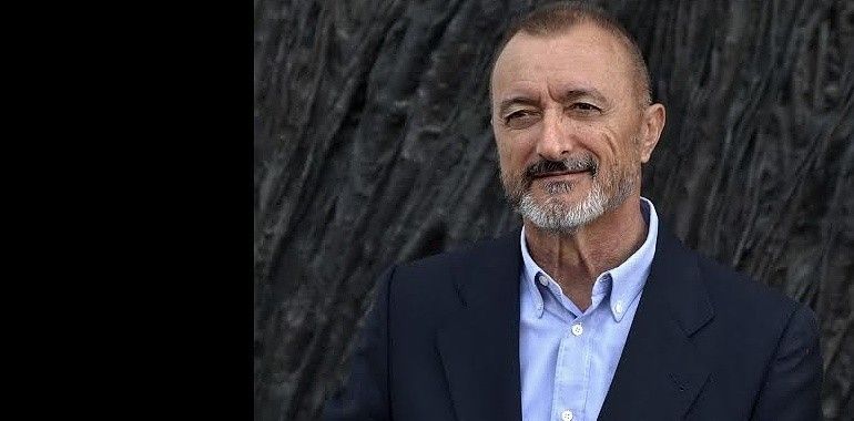 Arturo Pérez-Reverte cierra el ciclo Niemeyer expuesto y con Falcó