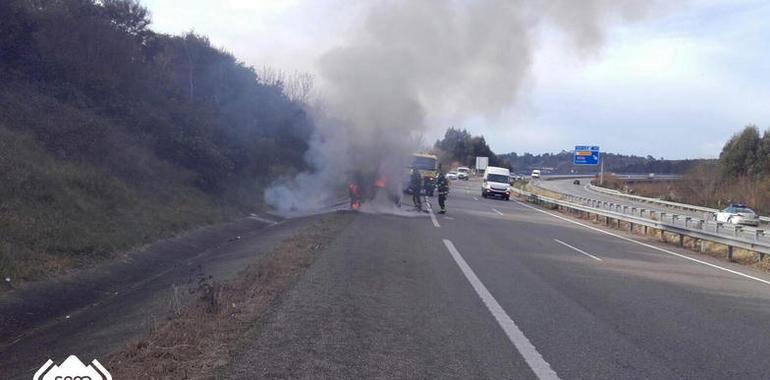 Se incendia un turismo cuando circulaba en Soto del Barco