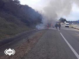 Se incendia un turismo cuando circulaba en Soto del Barco