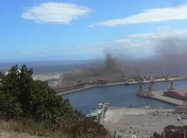 El puerto de Gijón coloca una pantalla anticontaminación paralela a la ría de Aboño