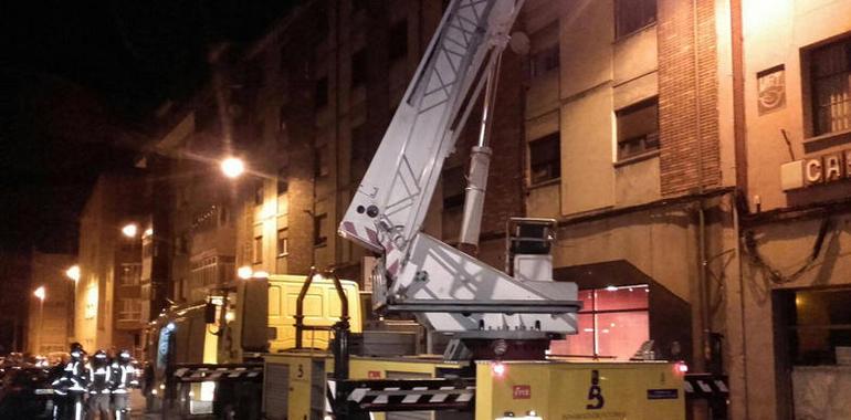 Desalojados varios edificios en La Felguera tras un incendio que colapsó la techumbre