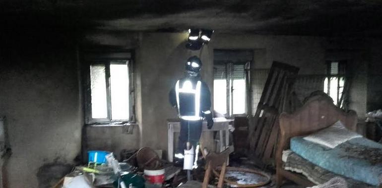 Incendio causa graves daños en una vivienda de Mallecina