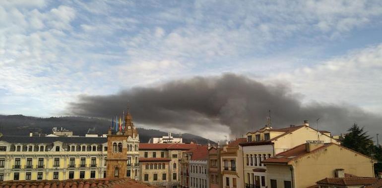 El incendio de un bazar chino en Oviedo obliga a desalojar 3 edificios