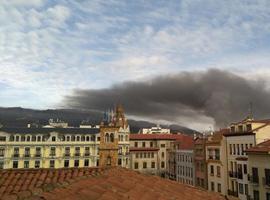 El incendio de un bazar chino en Oviedo obliga a desalojar 3 edificios