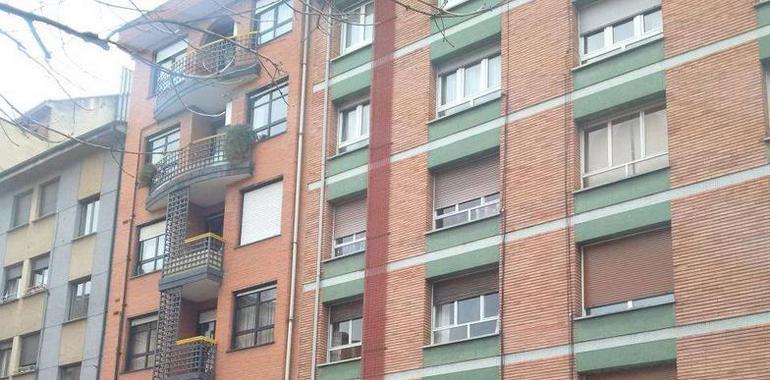 Los bomberos dan por sofocado el incendio de un bazar chino en Pumarín