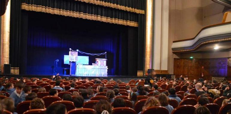 Más de 2.600 escolares de Oviedo disfrutan de los títeres en el teatro Filarmónica