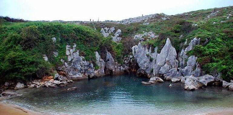 La Playa de Gulpiyuri, entre las  piscinas naturales más increíbles