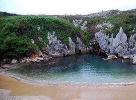 La Playa de Gulpiyuri, entre las  piscinas naturales más increíbles