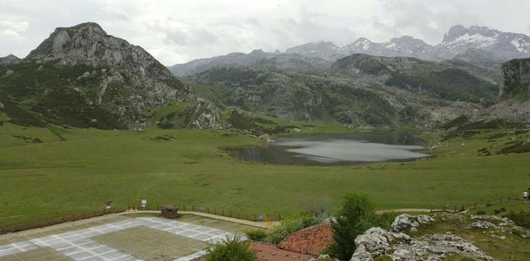 El aparcamiento de La Tiese, junto al lago Ercina, ha quedado abierto al tráfico hoy