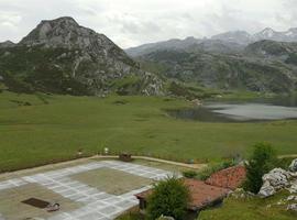 El aparcamiento de La Tiese, junto al lago Ercina, ha quedado abierto al tráfico hoy