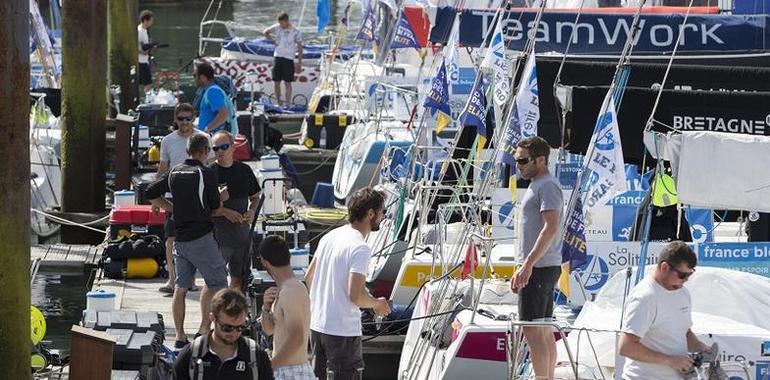 Los marinos de La Solitaire URGO Le Figaro se empapan de Xixón