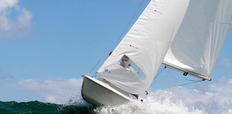 La bahia gijonesa acogió las dos primeras jornadas del Trofeo de Verano de Vela Ligera