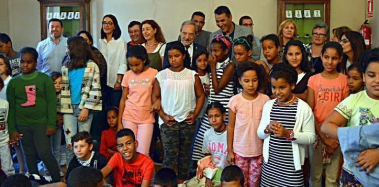 La alcaldesa recibe a los niños y niñas saharauis que pasaron el verano en Avilés