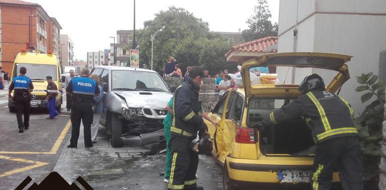 Mujer herida en colisión de dos vehículos en Llanes 